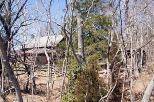 Modern photograph of Slab-Sheathed house taken on 4/6/2014 by the author